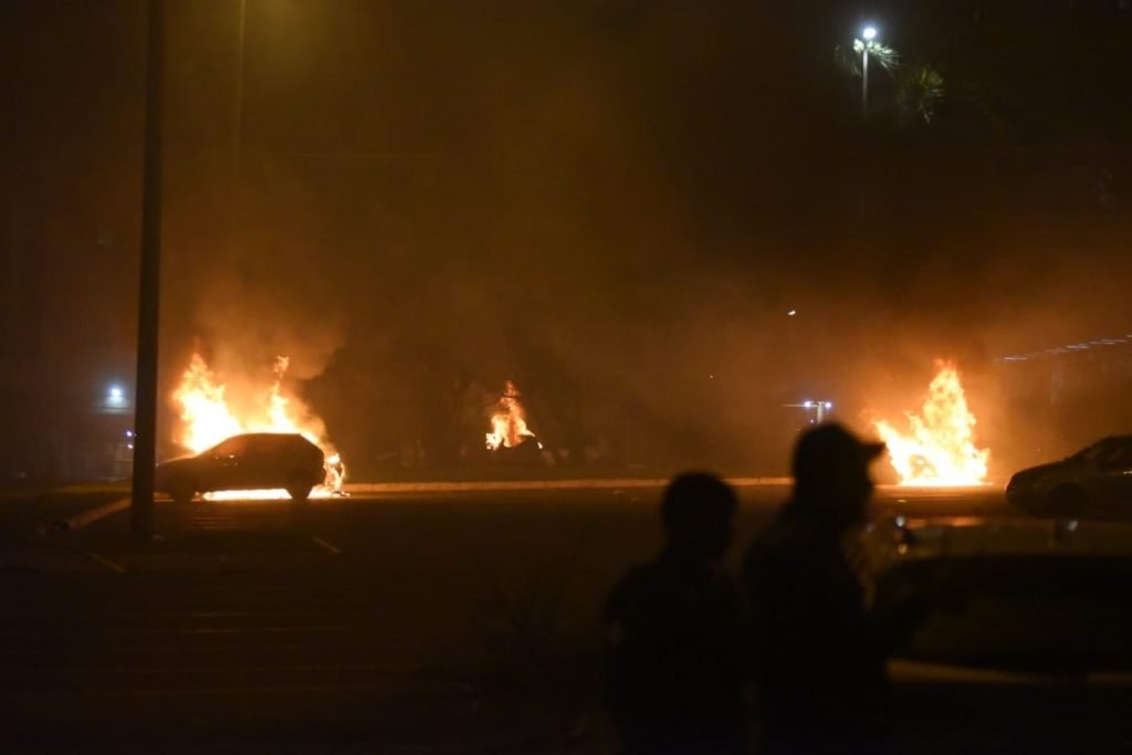 Carro pegando fogo