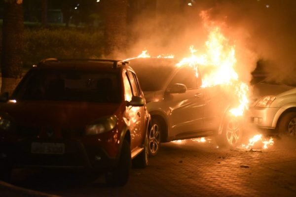 Bolsonaristas queimam carros e ônibus na Asa Norte após tentativa de invasão em prédio da PF 5