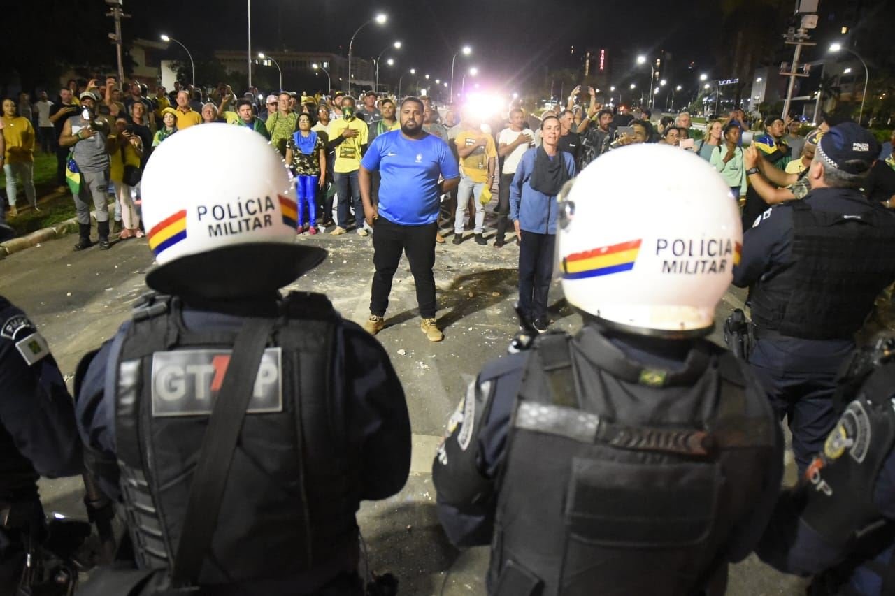 foto-3-bolsonaristas-promovem-caos-e-destruição-confronto-policia-centro-asa-norte-brasilia-12122022