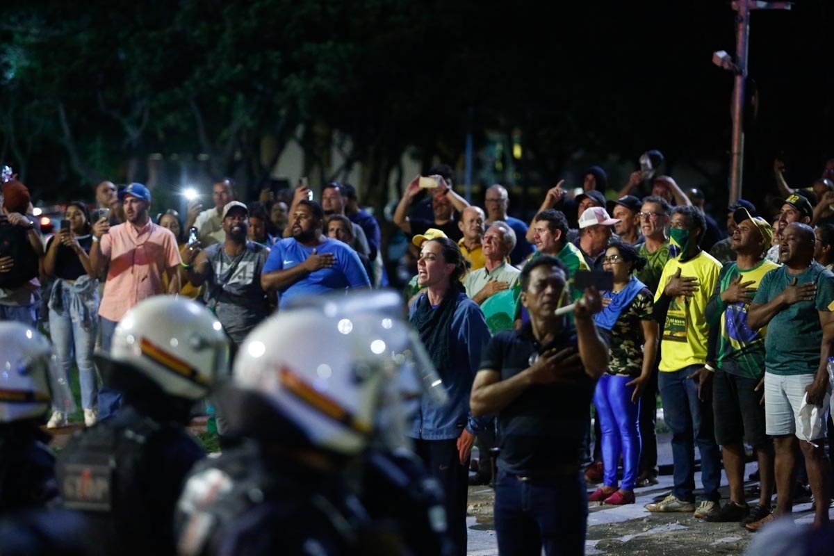 Dá pra começar uma guerra: os pedidos por armas no QG bolsonarista