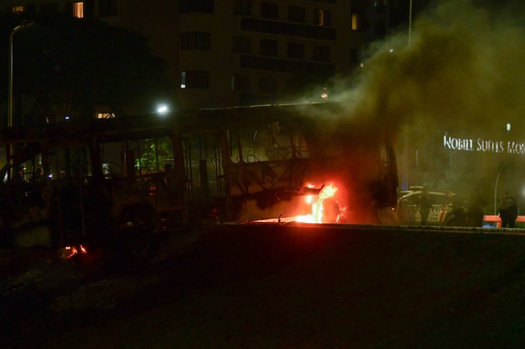 Ônibus queimado - Metrópoles