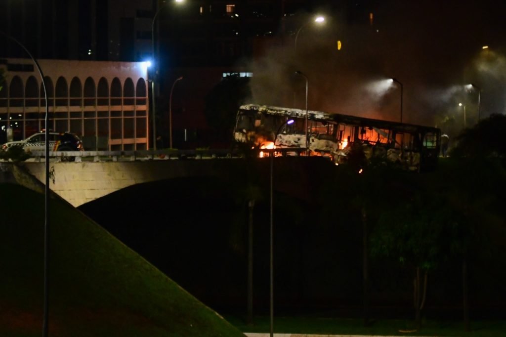 Ônibus queimado - Metrópoles