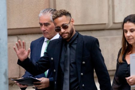 Neymar saindo do tribunal
