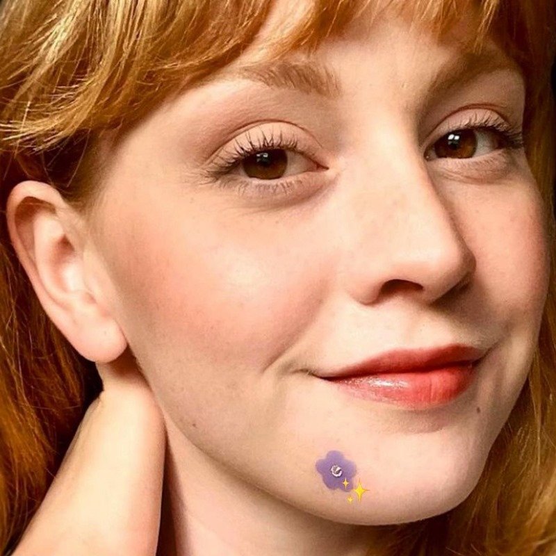 Mulher ruiva sorrindo - Metrópoles