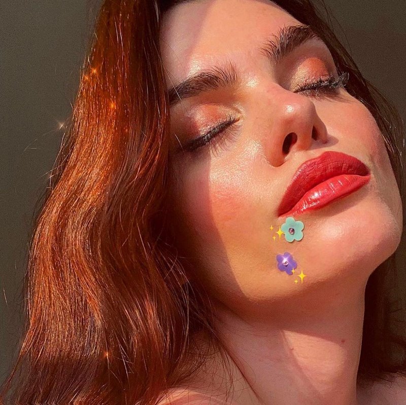 Rosto de mulher ruiva com os olhos fechados - Metrópoles