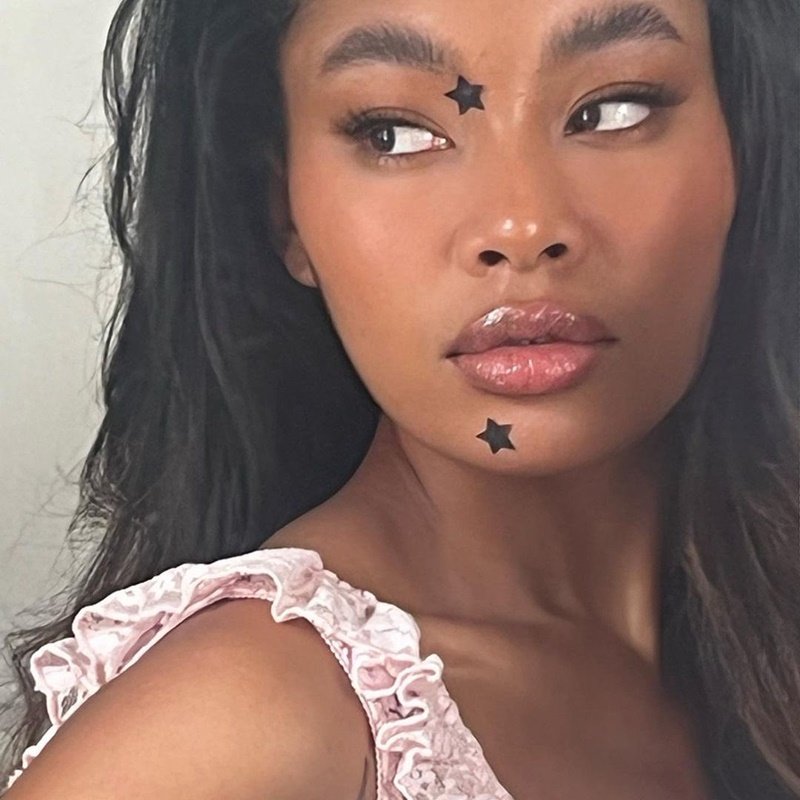 Mulher negra olhando para o lado