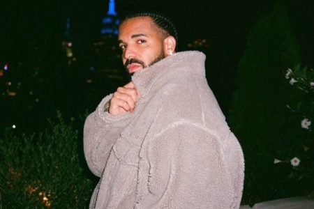 Drake posa sério - metrópoles