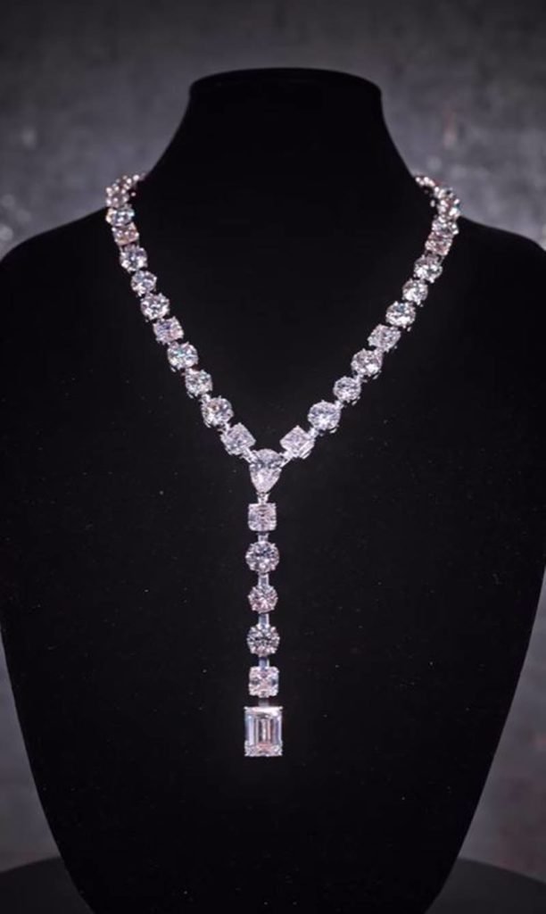 busto com colar de diamantes - metrópoles