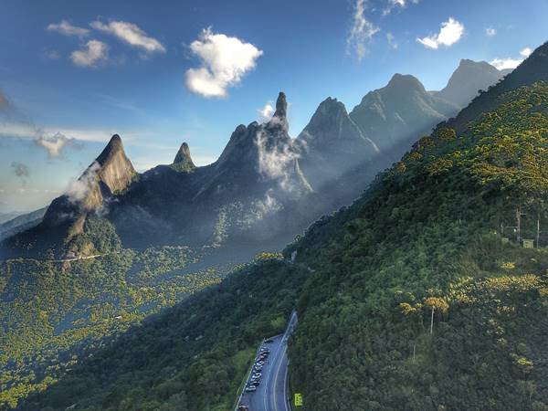 Estrada com carros entre montanhas