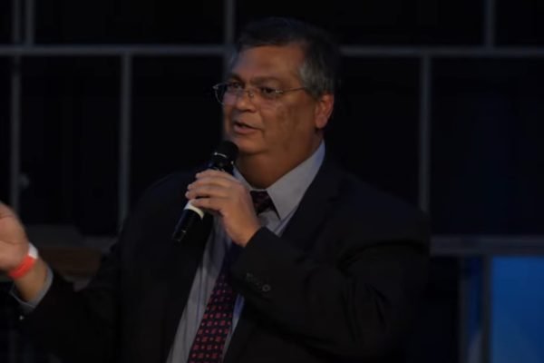 O futuro ministro da Justiça do governo Lula, Flávio Dino, discursa durante cerimônia de encerramento da transição sobre atos de vandalismo em Brasília rpomovidos por bolsonaristas - Metrópoles