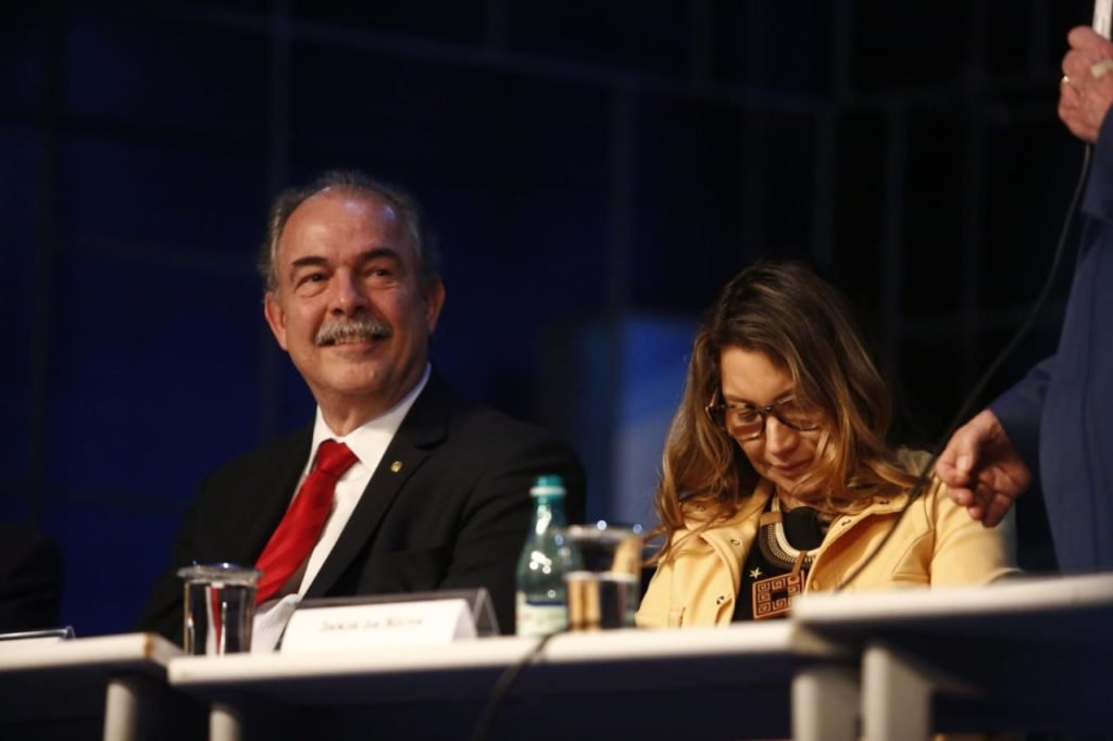 Presidente eleito Lula da Silva participa de reunião aberta, no auditório do CCBB, para receber os relatórios elaborados pela equipe de transição. Na imagem, o recém anunciado presidente do BNDES, Aloizio Mercadante ao lado da primeira-dama Janja - Metrópoles