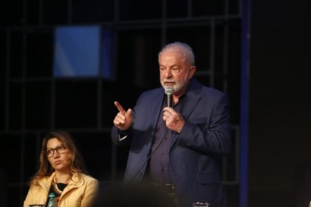 Presidente eleito Lula da Silva participa de reunião aberta, no auditório do CCBB, para receber os relatórios elaborados pela equipe de transição. Na imagem, o presidente discursa em pé ao lado de Janja - Metrópoles