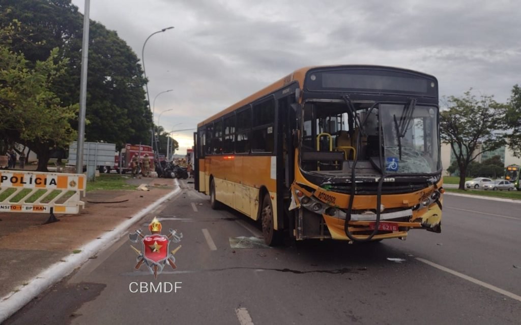 Ônibus amarelo e bege danificado após bater em carro, no Eixo Monumental. Coletivo está com a parte frontal direita danificada