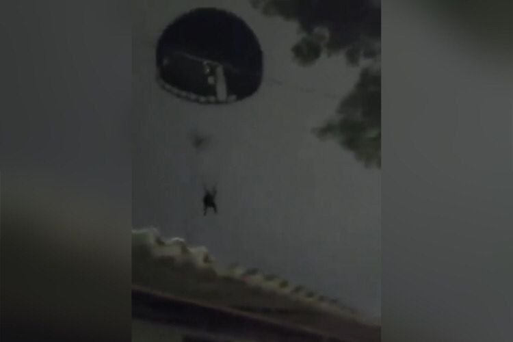Capitão do Exército cai de paraquedas em um telhado na cidade de