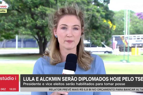 Jornalista Ana Flor, da GloboNews, tem os cabelos desarrumados pelo vento - Metrópoles