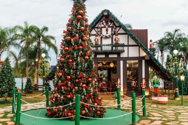 Fotografia colorida da decoração de Natal do Pontão com árvores e a casa do Papai Noel ao fundo-Metrópoles