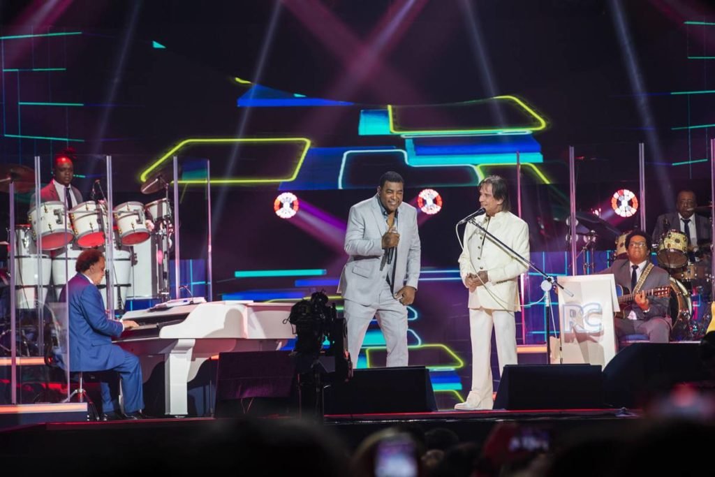 Luiz Carlos e Roberto Carlos cantam em palco - metrópoles