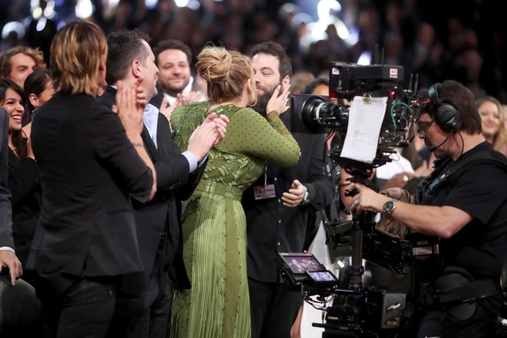 A cantora Adele e seu ex-marido Rich Paul em 2017 em uma premiação musical. Ambos são jovens, brancos e britânicos. Ele usa blazer e calça pertos e ela usa um vestido verde musgo. - Metrópoles