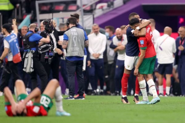 Jogadores de França e Marrocos em jogo da Copa do Mundo do Catar - Metrópoles