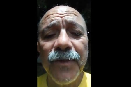 Homem com camiseta amarela e bigode grisalho ameaça o ministro Alexandre de Moraes de morte - Metrópoles