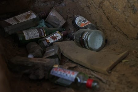 garrafas de bebida alcóolica vazias no chão - metropoles