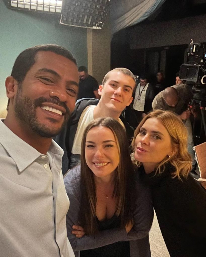 dois homens e duas mulheres posam sorrindo para foto - metrópoles