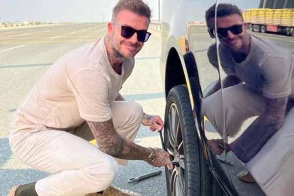 Beckham leva tombo ao cobrar falta em evento na China