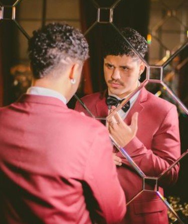 Foto colorida do rapper MC Alves - Metrópoles