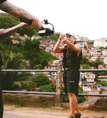 Foto colorida do rapper MC Alves - Metrópoles