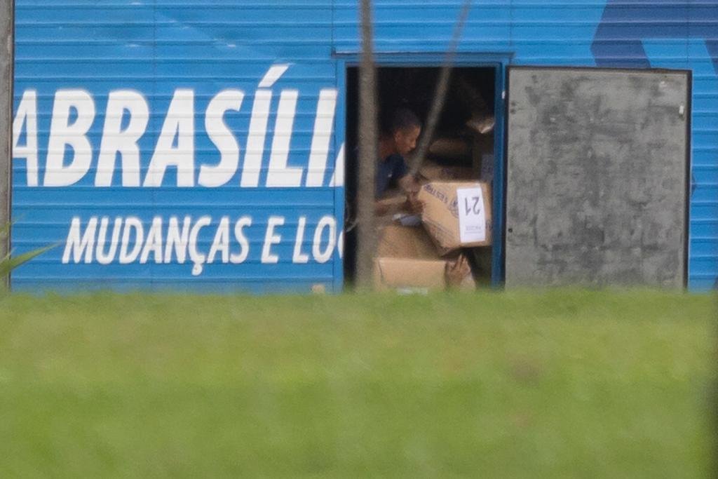 Fununcionário da empresa de mudança é visto no Palacio Alvorada carregando objetos - Metrópoles