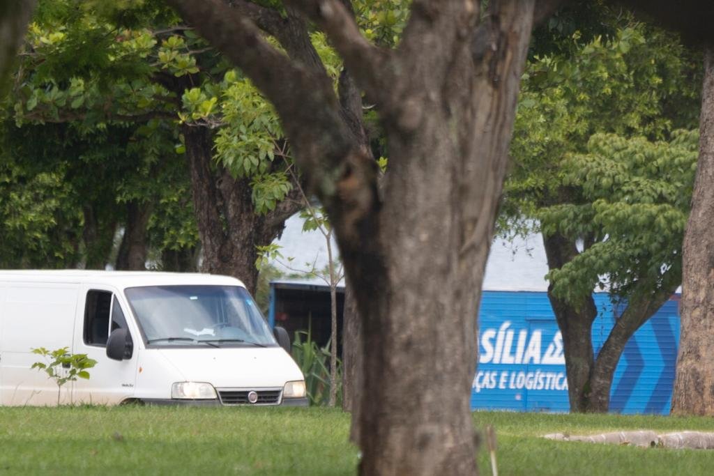Fununcionário da empresa de mudança é visto no Palacio Alvorada carregando objetos - Metrópoles