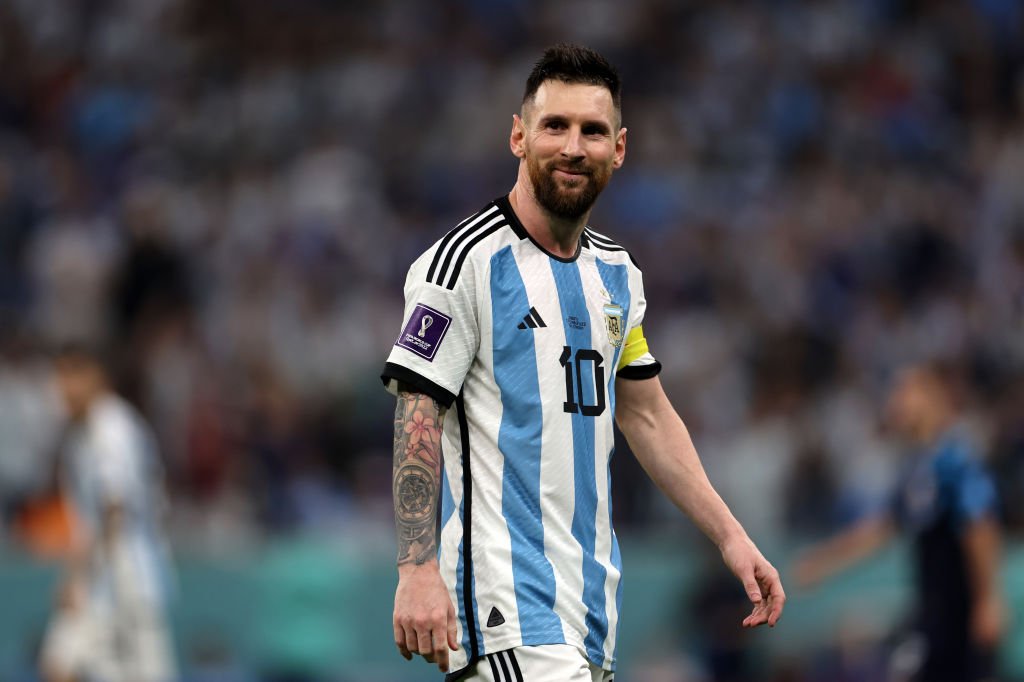 Eleito melhor do jogo em Argentina x Polônia, Messi entrega prêmio