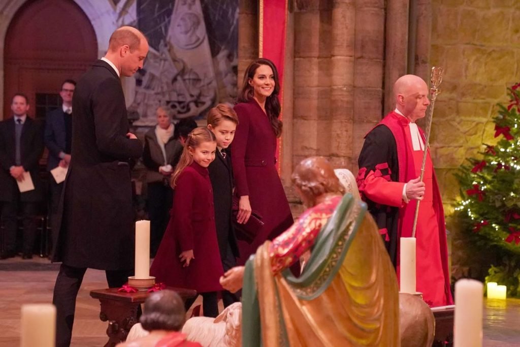 Princesa Charlotte e príncipe George estampam cartão de Natal