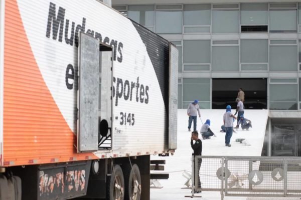 Após ir ao Palácio da Alvorada, caminhão de mudança é visto no Planalto |  Metrópoles