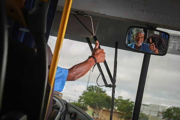 Silvano sorrindo para foto