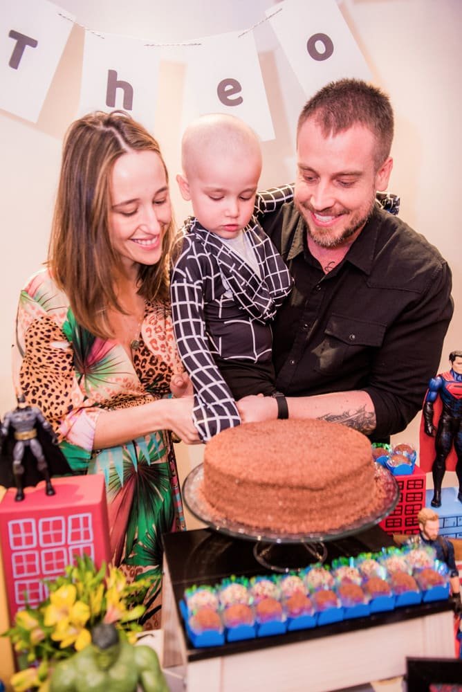Theo comemorando aniversário em família