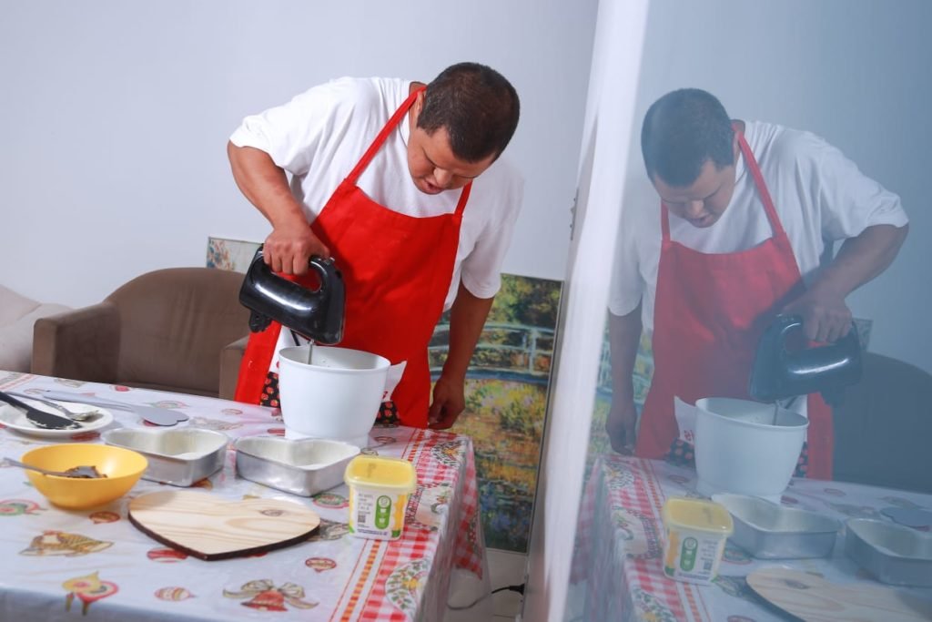 Imagem colorida de homem com Síndrome de Down que pretende abrir cafeteria