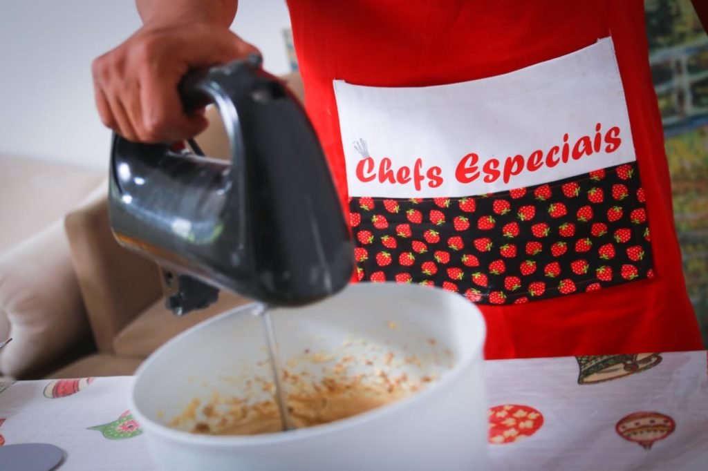 Imagem colorida de homem com Síndrome de Down que pretende abrir cafeteria