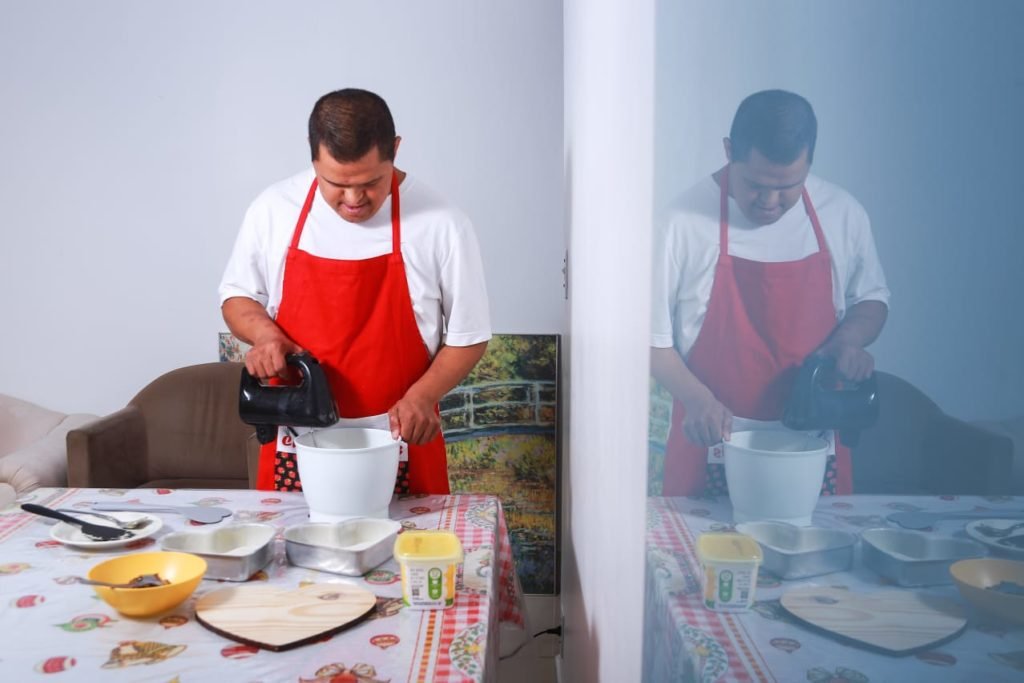 Imagem colorida de homem com Síndrome de Down que pretende abrir cafeteria