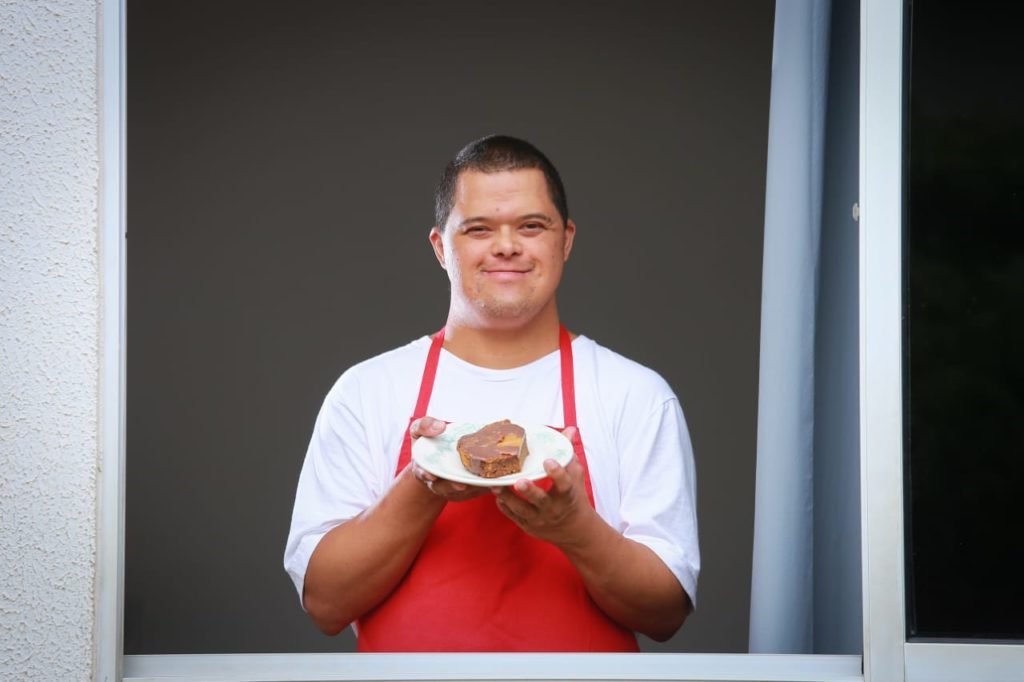 Imagem colorida de homem com Síndrome de Down que pretende abrir cafeteria