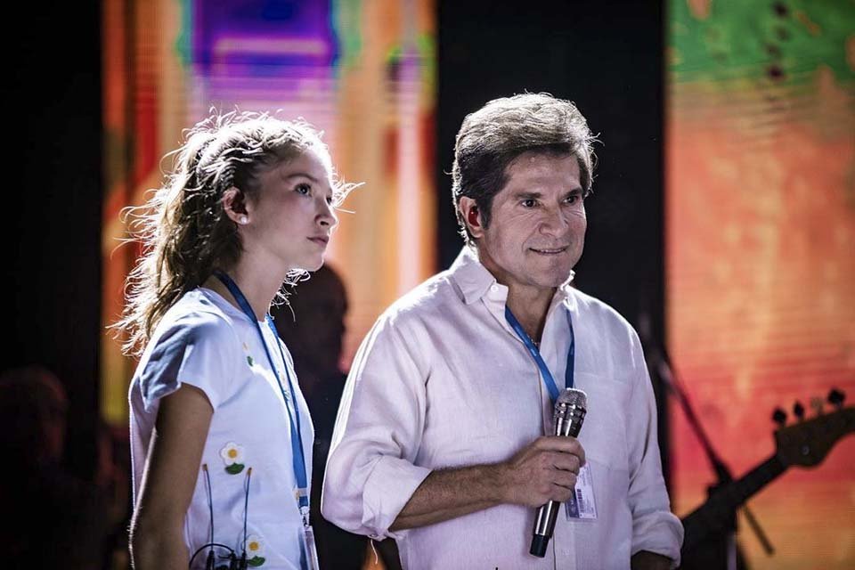 Daniel canta ao lado da filha, Lara