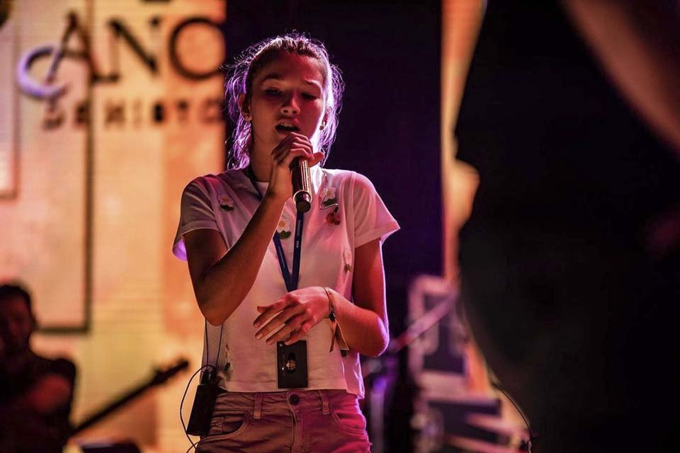 Daniel canta ao lado da filha, Lara