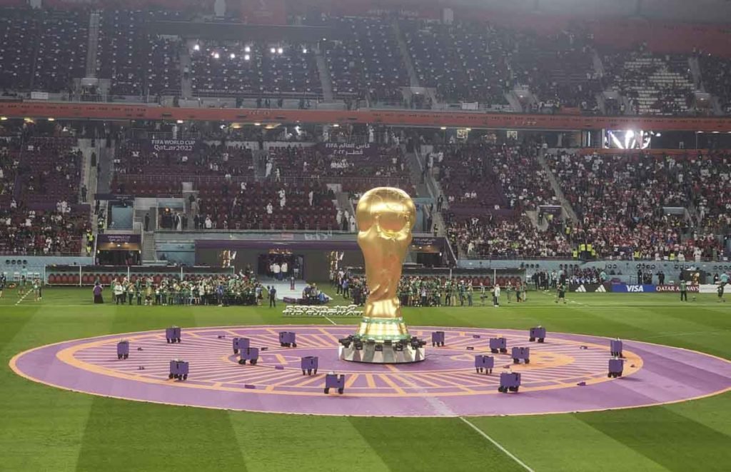 Taça gigante no estádio antes da Copa do Mundo da FIFA Qatar 2022 3rd Place Match entre Croácia e Marrocos no Khalifa International Stadium