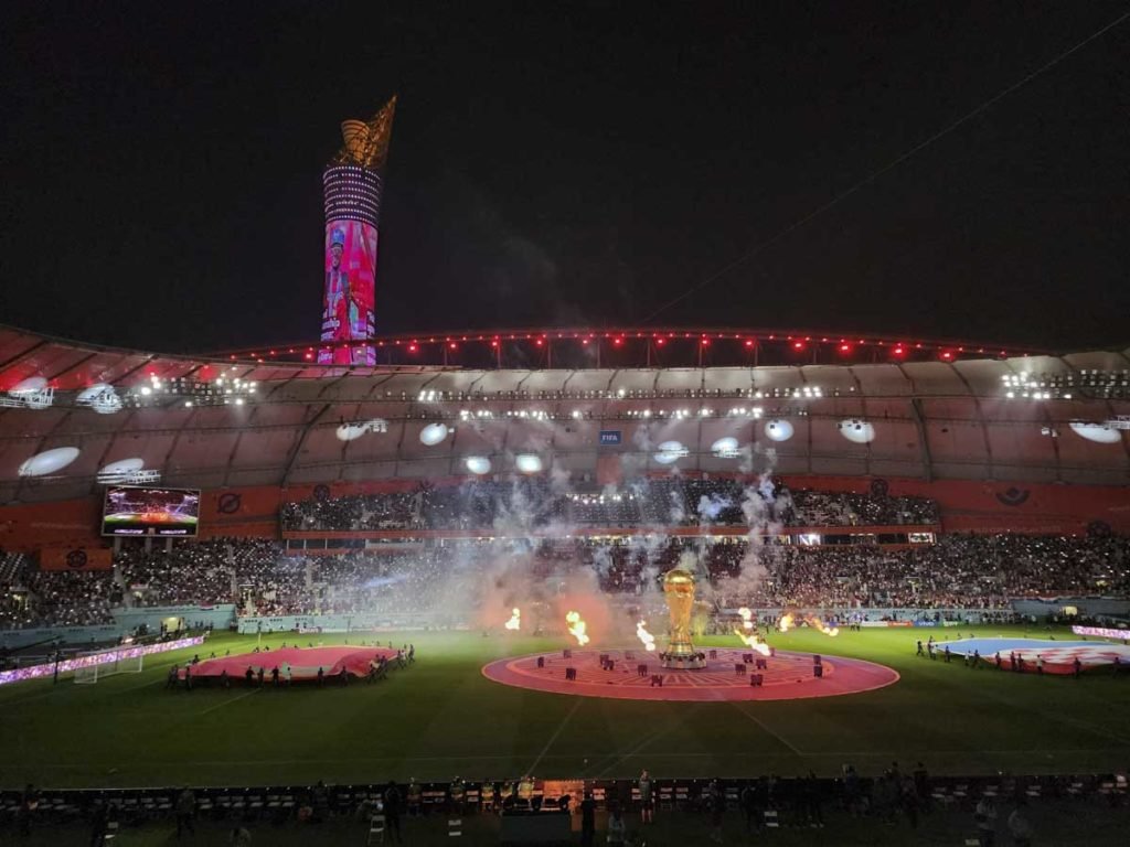 show de luzes ilumina o estádio antes da Copa do Mundo da FIFA Qatar 2022 3rd Place Match entre Croácia e Marrocos no Khalifa International Stadium