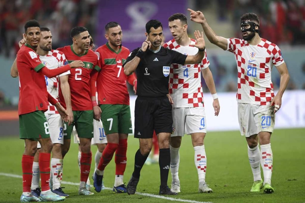 Josko Gvardiol, da Croácia, reage após um desafio enquanto os jogadores discutem uma ligação com o árbitro Abdulrahman Al Jassim durante a Copa do Mundo da FIFA Qatar 2022