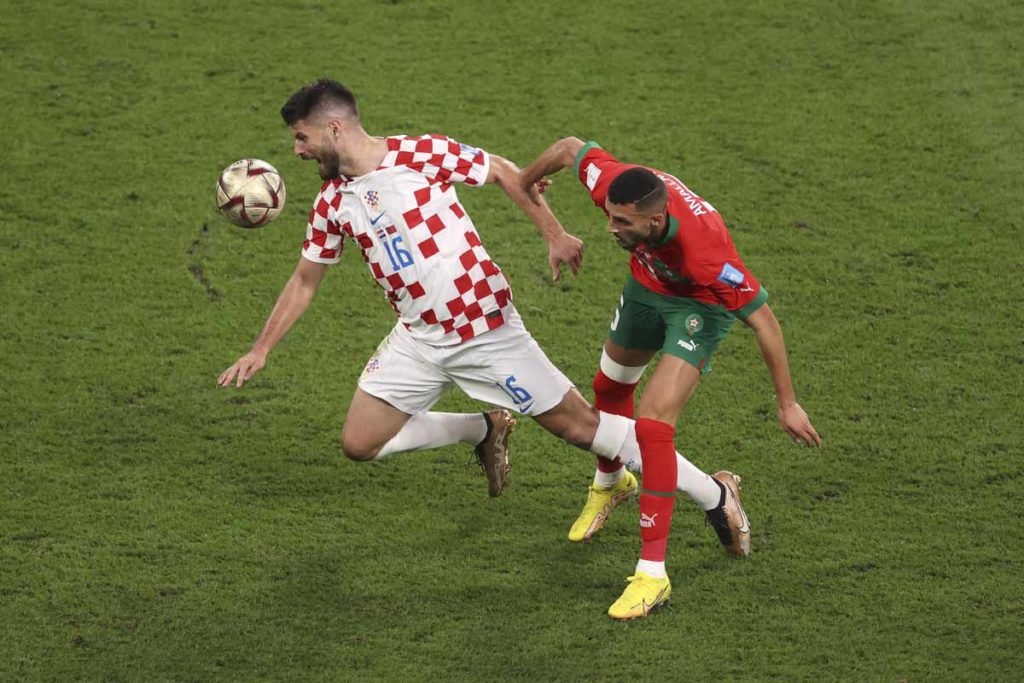 Bruno Petkovic, da Croácia, luta pela posse de bola com Selim Amallah, do Marrocos, durante a partida de 3º lugar da Copa do Mundo da FIFA Qatar 2022