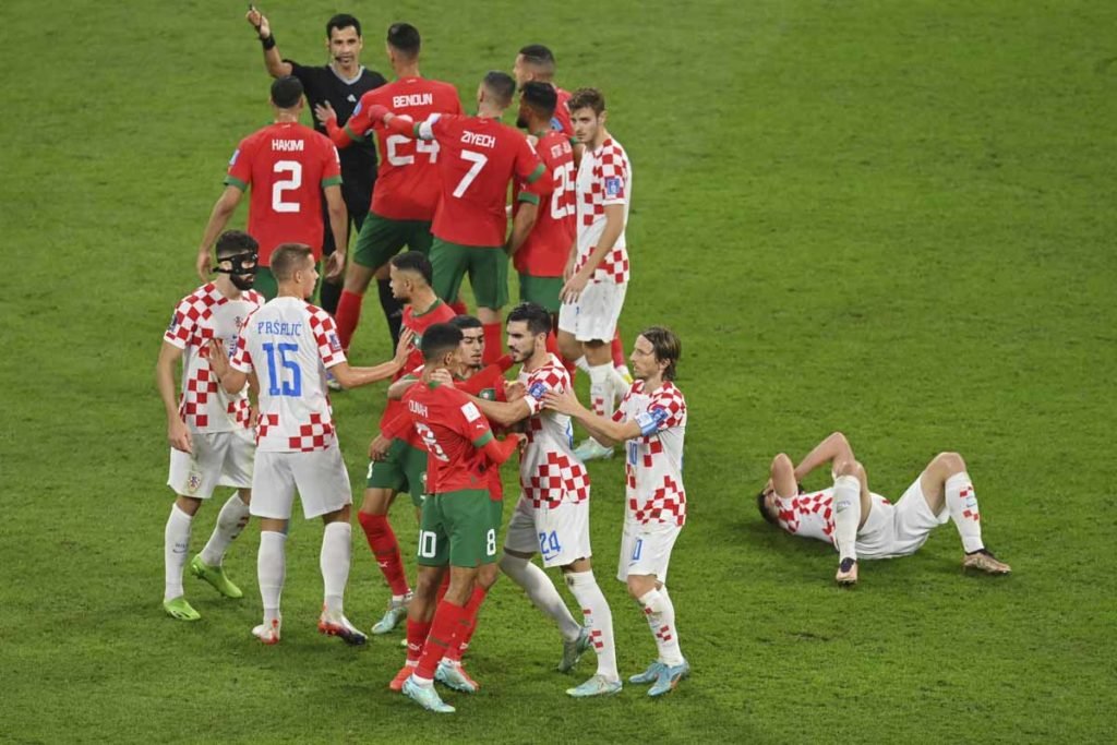 Jogadores brigam após um desafio quando o árbitro Abdulrahman Al Jassim intervém durante a partida de 3º lugar da Copa do Mundo da FIFA Qatar 2022