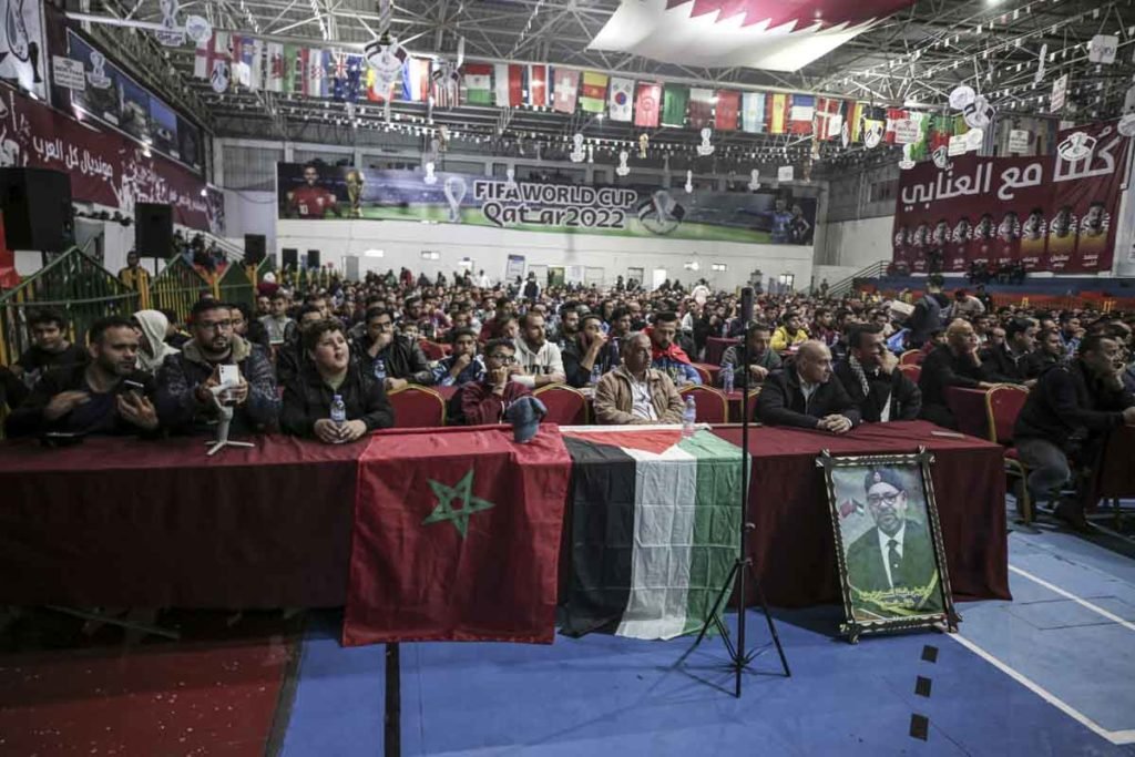 Palestinos, apoiando a Seleção Nacional de Marrocos, se reúnem para assistir à Copa do Mundo da FIFA Qatar 2022