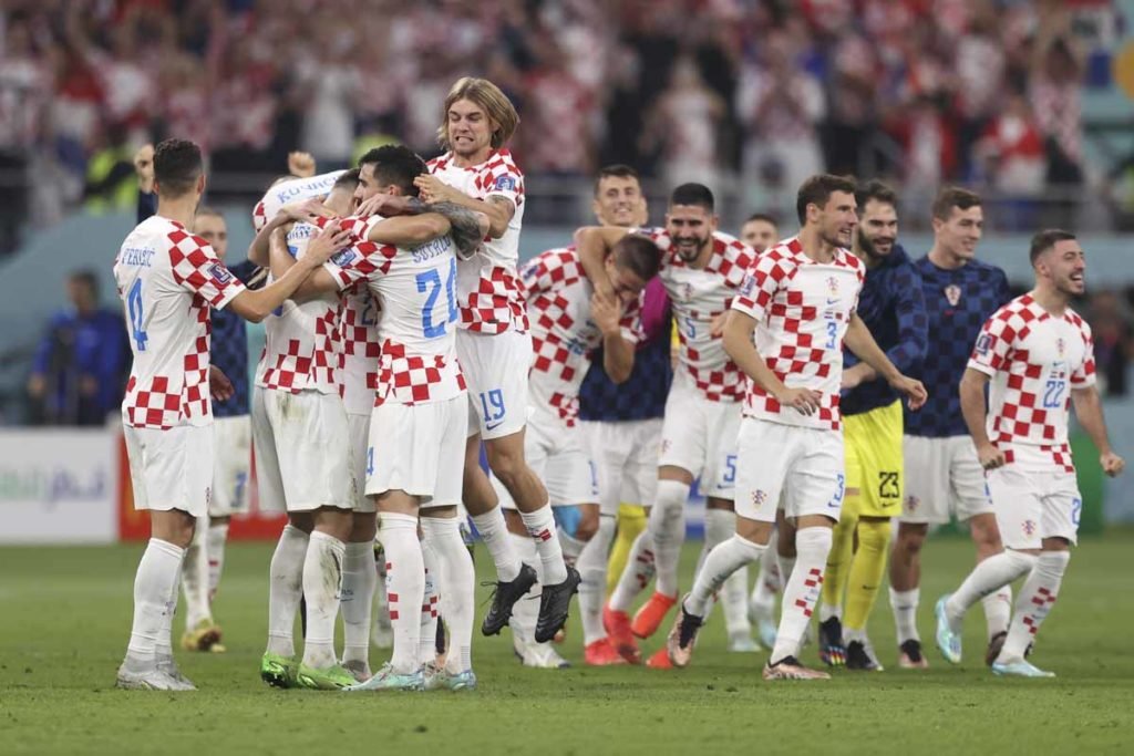 jogadores crotas comemoram após a vitória por 2 a 1 durante a partida de 3º lugar da Copa do Mundo da FIFA Qatar 2022