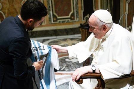 Meia argentino "recebe bênção" do Papa Francisco na véspera da final - Metrópoles